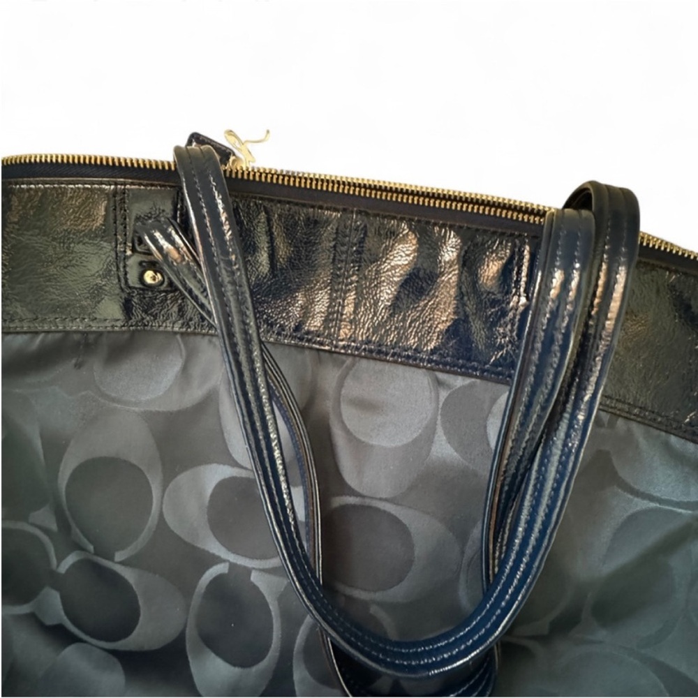Vintage Coach Laura signature print
Large tote bag in Navy Blue - Picture 7 of 12